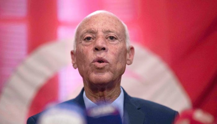 الرئيس التونسي يعرض دستورا على مقاسه.. يمنح الرئيس صلاحيات ملك ويمنع البرلمان من مراقبة عمله وعمل حكومته