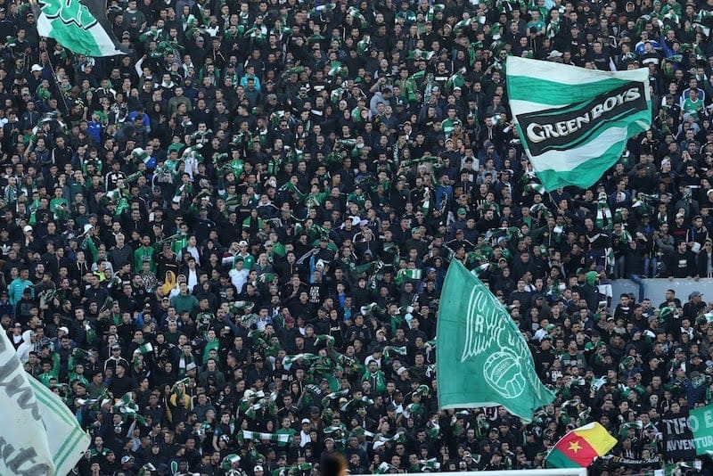 جمعيات أمازيغية تقاضي جماهير الرجاء بسبب “هتافات عنصرية” أمام فريق الحسنية