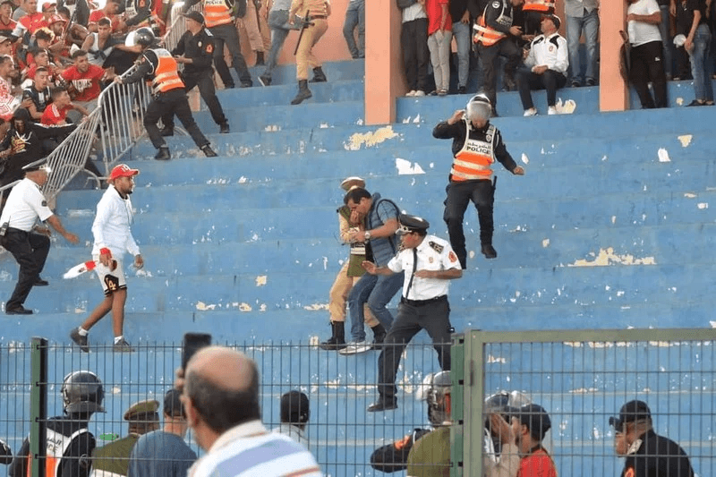 طفل لا يتعدى 9 سنوات ضمن الموقوفين في أعمال الشغب في مباراة وداد السراغنة والنادي المكناسي