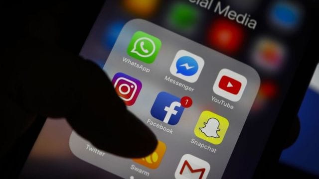 تكريس للجهل والميوعة.. عريضة تنشد وقف تحويل صناع التفاهات إلى نجوم وقدوات