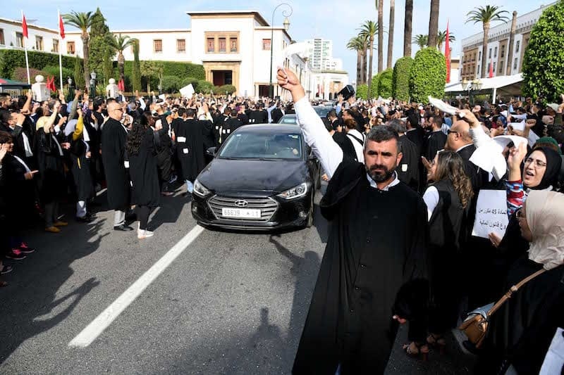 المحامون يشلون محاكم المملكة ابتداءً من يوم الاثنين إلى آجل غير مسمى احتجاجا على “ضرائب أخنوش”