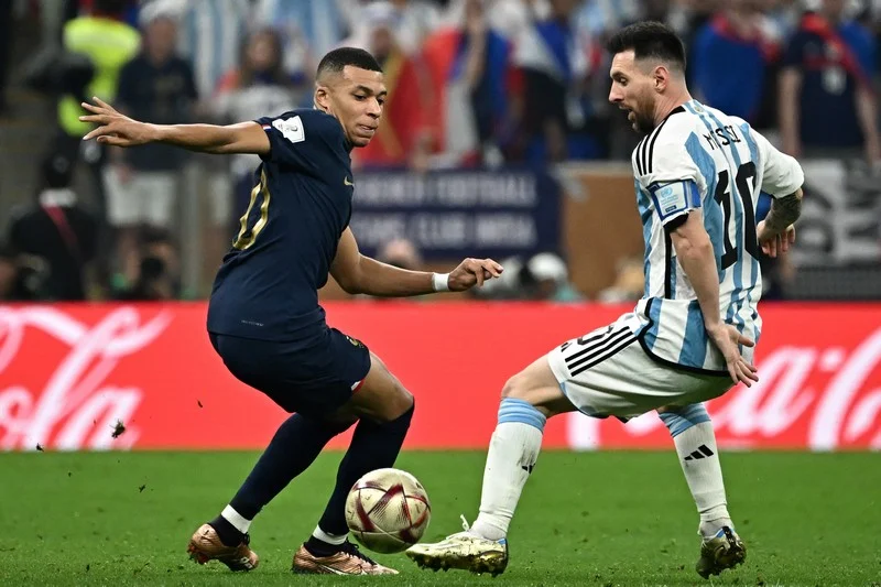  الأرجنتين تنتصر على فرنسا بركلات الترجيح وترفع كأس العالم “قطر 2022”