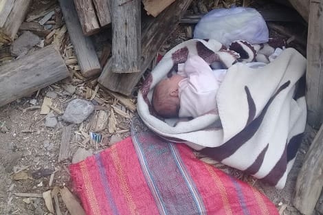 مواطنون يعثرون على رضيع حديث الولادة مرفوقا بوثائق ميلاده بقلعة السراغنة