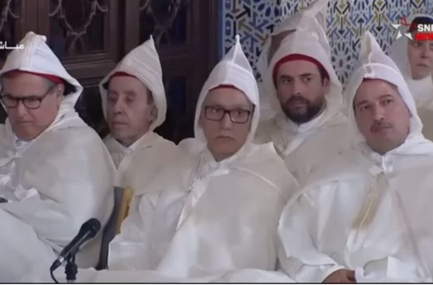 خلفية صورة “أخنوش المَهْمُومٌ” وراءها غضبة ملكية بعد الاجتماع به ساعة قبل إلقاء الدرس الحسني