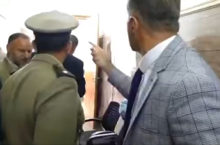 باشا آسفي يطرد وسائل الإعلام المحلية قبل اكتمال التصويت على سرية دورة المجلس ومنتخبين يصفون ما حصل بـ”الكارثي”