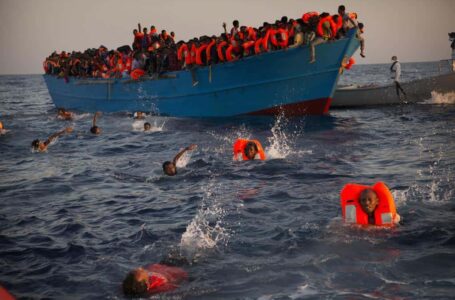 البحرية الملكية تنقذ مرشحين للهجرة كانوا على متن قارب متجهين صوب جزر الكناري