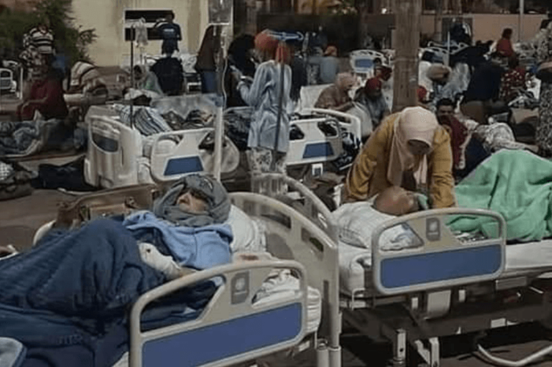 بالصور.. نزلاء مستشفيات مراكش يُغادرون قاعات العلاج للمبيت في العراء