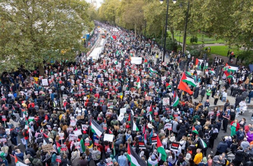  حشود بشرية تُشارك في مسيرة بالدار البيضاء دعما لغزة ومناهضة لـ “التطبيع المغربي- الإسرائيلي”