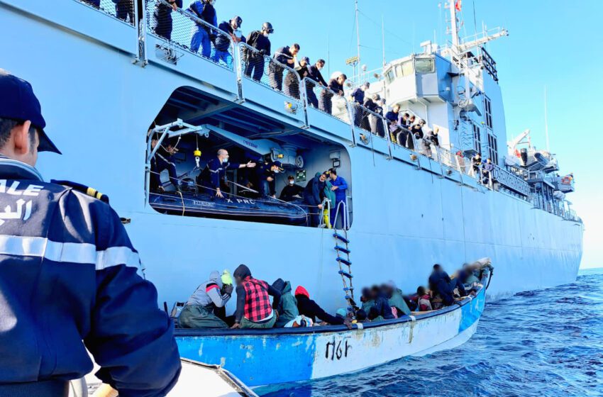  البحرية الملكية تعترض قارب يقل 44 شخصا مرشحا للهجرة كان متجها نحو جزر الكناري