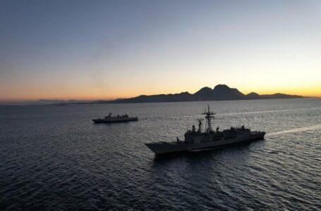 فرقاطة حربية تابعة للبحرية الملكية تعترض “سفينة مشبوهة” في عرض البحر