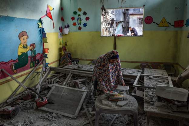  الحرب على غزة في اليوم 89: الغارات الإسرائيلية تتواصل بكثافة وتضرب مقر الهلال الأحمر ومدرسة احتمى فيهما الآلاف من النازحين