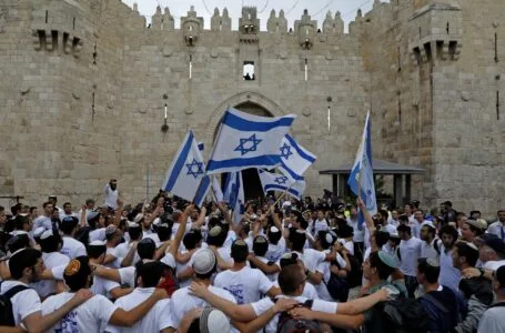 “الموت لمحمد والعرب” و”لا أطفال في غزة”.. احتفالات مجنونة بالقدس و”هآرتس”: إسرائيل فقدت عقلها