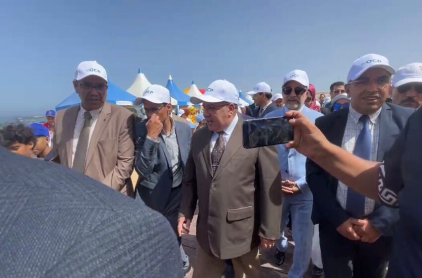 عامل آسفي محمد الفطاح يشرف على رفع اللواء الأزرق بشاطئ الصويرية القديمة الذي تحتضنه مجموعة الفوسفاط