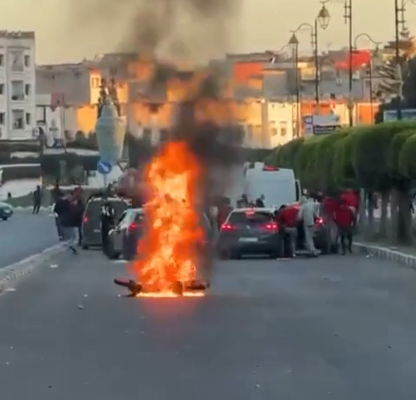 فوضى وشغب في آسفي.. جماهير محسوبة على الوداد تضرم النار في دراجة نارية وتعتدي على مواطنين