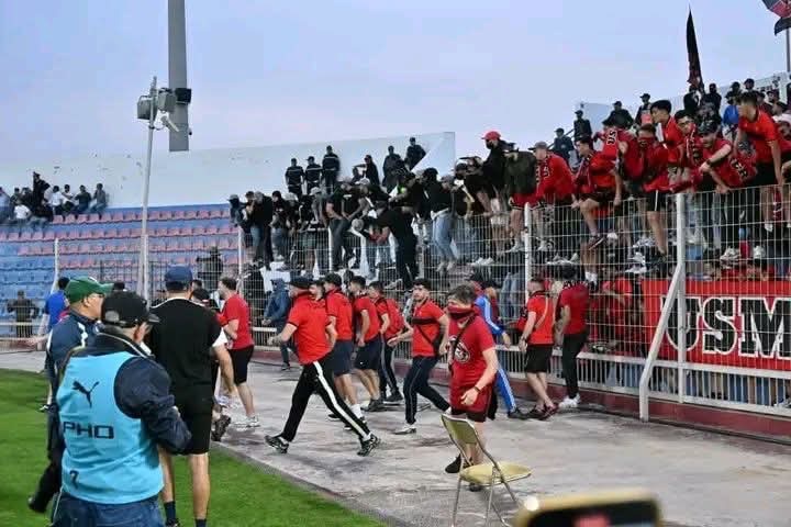 الكاف تُحيل أحداث ملعب المسيرة إلى لجنة الانضباط… وتحقيق عاجل بعد فوضى جماهير اتحاد الجزائري